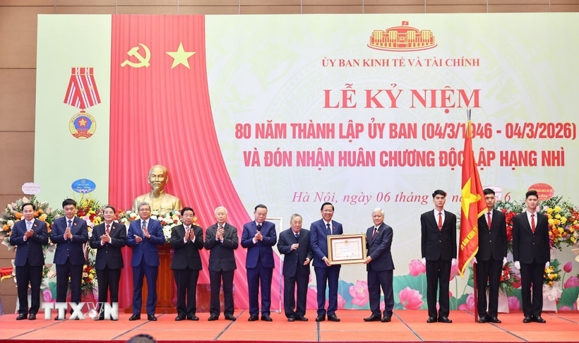 Phó Chủ tịch Thường trực Quốc hội Đỗ Văn Chiến trao Huân chương Độc lập hạng Nhì cho Uỷ ban Kinh tế và Tài chính của Quốc hội. (Ảnh: Minh Đức/TTXVN)