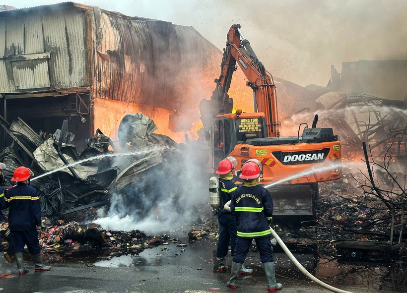 Hỏa hoạn thiêu rụi 6 hộ kinh doanh sản xuất hàng mã tại Bắc Ninh