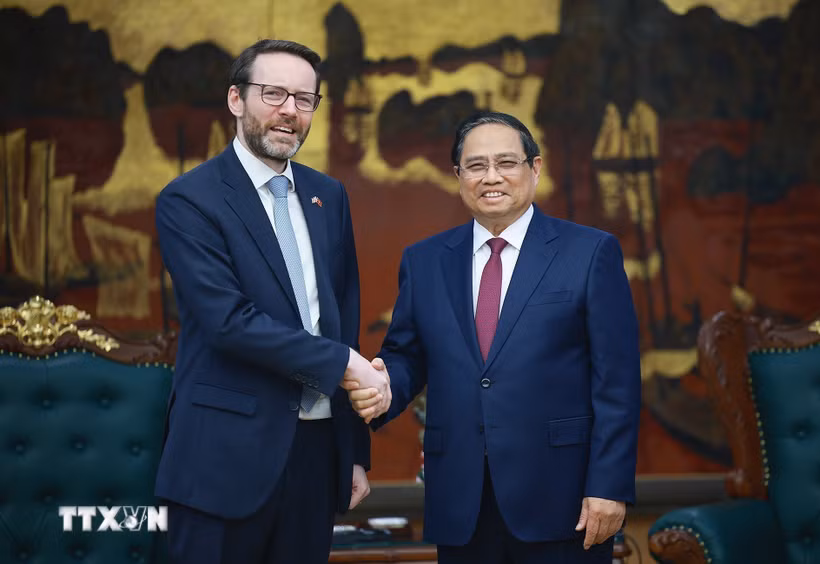 Thủ tướng Phạm Minh Chính với Đại sứ Liên hiệp Vương quốc Anh và Bắc Ireland Iain Frew. (Ảnh: Dương Giang/TTXVN)