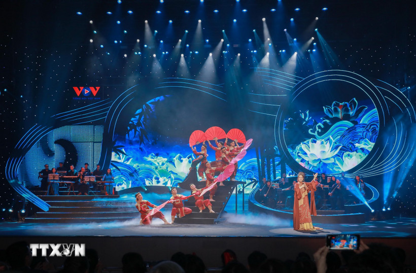 Chương I “Lời đất nước” đưa khán giả về cội nguồn qua lời ru, dân ca, giai điệu truyền thống, vang như ký ức văn hóa và tình yêu quê hương. (Ảnh: Phan Phương/TTXVN)