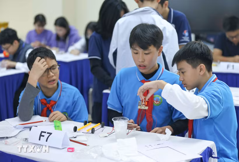 Các học sinh Hà Nội) trong vòng chung kết cuộc thi HNUE Olympic STEM 2025. (Ảnh: Thanh Tùng/TTXVN)