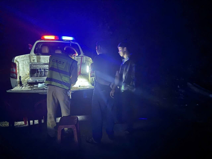 Cảnh sát giao thông lập biên bản xử lý xe khách vi phạm. (Nguồn: Facebook Công an thành phố Đà Nẵng)