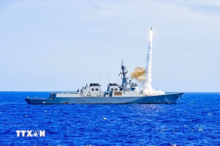 Tàu khu trục ROKS Yulgok Yi I của Hải quân Hàn Quốc phóng tên lửa đánh chặn SM-2 trong cuộc tập trận Vành đai Thái Bình Dương (RIMPAC) ở vùng biển gần Hawaii ngày 9/7/2024. (Ảnh: Yonhap/TTXVN)