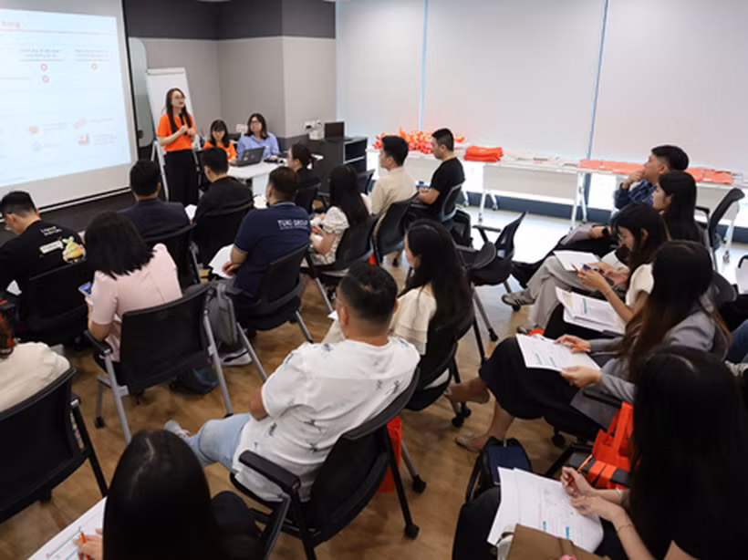Các nhà bán thể hiện sự quan tâm đến chương trình xuất khẩu trực tuyến của Shopee, dành thời gian ghi chú nội dung xuyên suốt buổi chia sẻ.