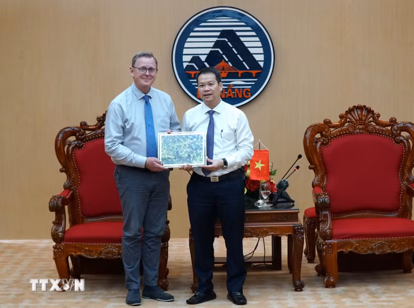 Chủ tịch UBND thành phố Đà Nẵng Nguyễn Mạnh Hùng (bên phải) tặng quà lưu niệm cho Phó Chủ tịch Bet88app còn khuyến mãi Cộng hòa Liên bang Đức Bodo Ramelow. (Ảnh: Quốc Dũng/ TTXVN)