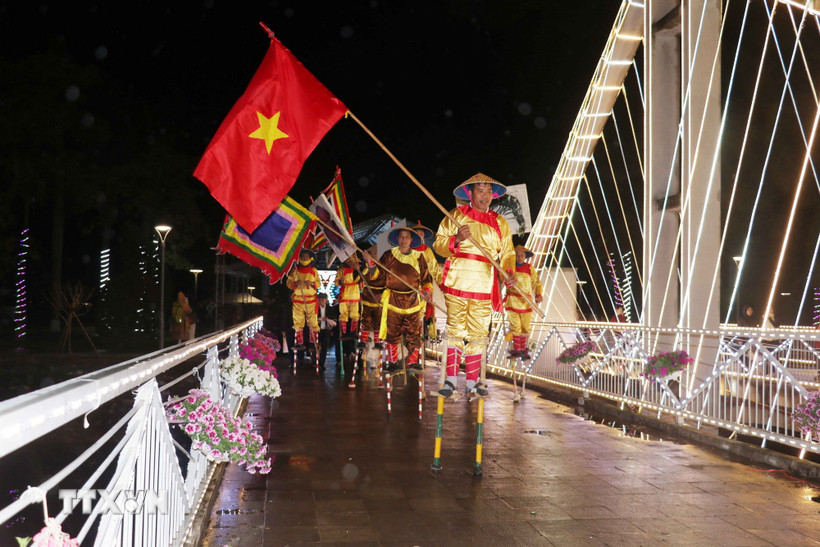 Trình diễn đi cà kheo tại lễ khai trương Phố đi bộ Nam Hòa (phường Phố Hiến). (Ảnh: Nguyễn Công Hải/TTXVN)