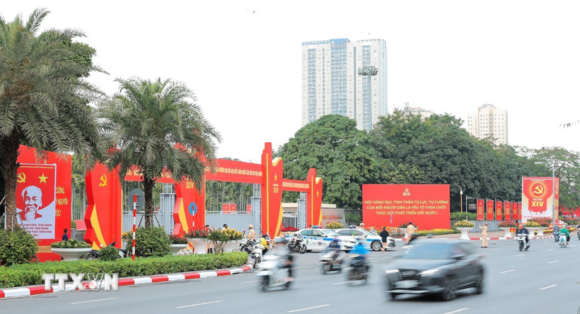 Biểu tượng búa liềm, cờ Đảng, cờ Tổ quốc chào mừng Đại hội đại biểu toàn quốc lần thứ XIV của Đảng trước cửa Trung tâm Hội nghị Quốc gia. (Ảnh: Lê Đông/TTXVN)
