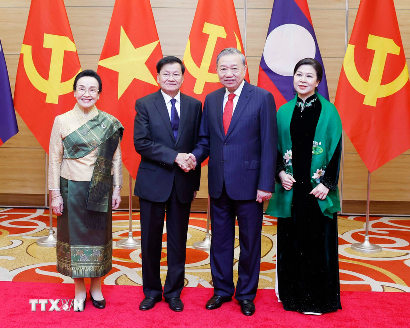 Tổng Bí thư Tô Lâm và Phu nhân với Tổng Bí thư, Chủ tịch nước Lào Thongloun Sisoulith và Phu nhân. (Ảnh: Thống Nhất/TTXVN)