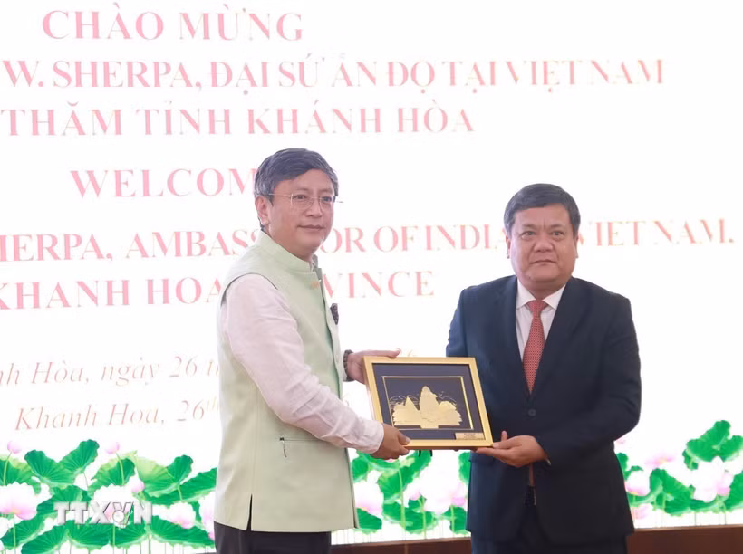 Bí thư Tỉnh ủy Khánh Hòa Trần Phong trao quà lưu niệm tặng Đại sứ Ấn Độ tại Việt Nam Tshering Wangchuk Sherpa. (Ảnh: Xuân Triệu/TTXVN)