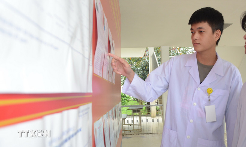 Sinh viên trường Đại học Y Dược, Đại học Huế, xem danh sách đại biểu ứng cử tại điểm bầu cử tại trường. (Ảnh: Văn Dũng/TTXVN)