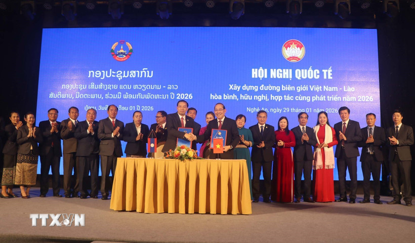 Lãnh đạo hai bên ký kết thống nhất thông cáo chung Kết quả Hội nghị quốc tế về xây dựng đường biên giới Việt Nam-Lào. (Ảnh: Trịnh Duy Hưng/TTXVN)