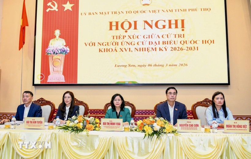 Các ứng cử viên Đại biểu Quốc hội khóa XVI tiếp xúc cử tri tại Đơn vị bầu cử số 5. (Ảnh: Vũ Hà/TTXVN)