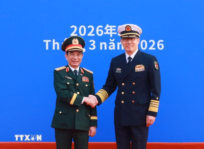 Thượng tướng Đổng Quân, Bộ trưởng Bộ Quốc phòng Trung Quốc đón Đại tướng, Bộ trưởng Quốc phòng Phan Văn Giang và đoàn tại Cửa khẩu quốc tế Đông Hưng (Trung Quốc) trong khuôn khổ hoạt động Giao lưu hữu nghị Quốc phòng biên giới Việt Nam-Trung Quốc lần thứ 10 tại Trung Quốc ngày 19/3/2026. (Ảnh: Trọng Đức/TTXVN)