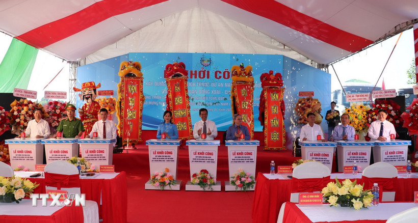 Các đại biểu nhấn nút khởi công xây dựng cầu Nha Bích. (Ảnh: Nhật Bình/TTXVN)