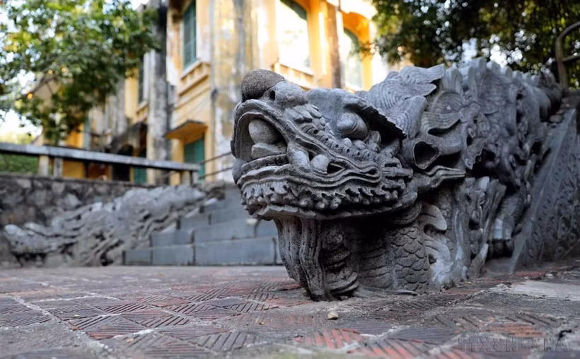 Bảo vật quốc gia Thành bậc Rồng đá thời Lê Trung Hưng