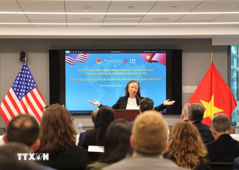 Giáo sư Nguyễn Thị Liên Hằng, Giám đốc Viện Nghiên cứu Đông Á Weatherhead (Đại học Columbia, Mỹ) phát biểu tại hội thảo. (Ảnh: Ngọc Quang/TTXVN)