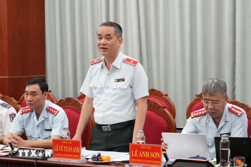 Cục trưởng Cục Thanh tra, giải quyết khiếu nại, tố cáo lĩnh vực nông nghiệp và môi trường (Cục VIII) Lê Vũ Tuấn Anh phổ biến các nội dung trong đợt thanh tra với lãnh đạo tỉnh Cà Mau. (Ảnh: Huỳnh Anh/TTXVN)