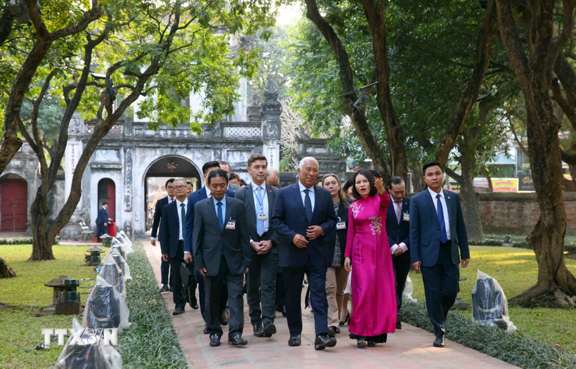 Chủ tịch Hội đồng châu Âu António Costa đến tham quan Khu di tích quốc gia đặc biệt Văn Miếu-Quốc Tử Giám. (Ảnh: Phạm Kiên/TTXVN)