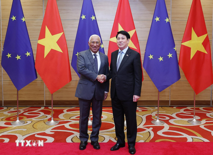 Chủ tịch nước Lương Cường và Chủ tịch Hội đồng châu Âu António Costa chụp ảnh chung.(Ảnh: Lâm Khánh/TTXVN)