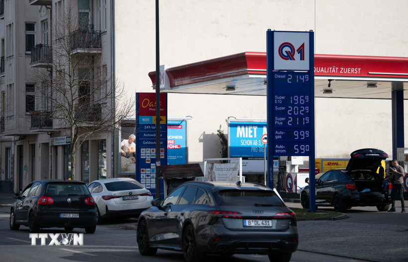 Một trạm xăng ở Berlin, Đức. (Ảnh: THX/TTXVN)