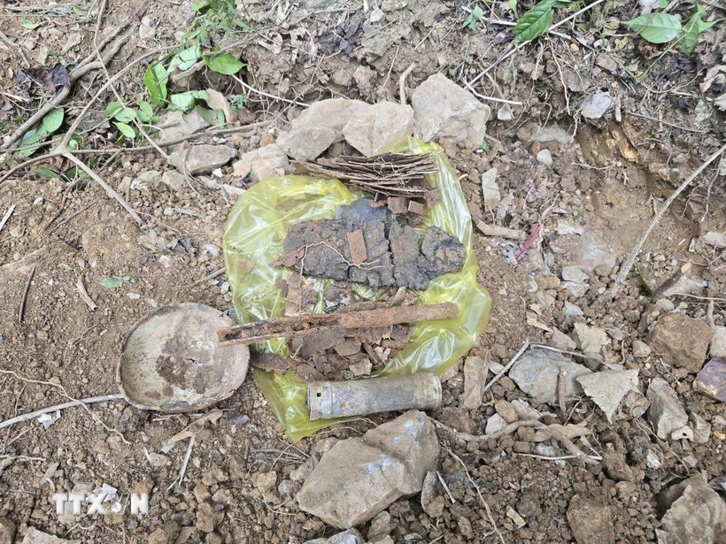 Các di vật tìm thấy cùng với hài cốt liệt sỹ. (Ảnh: TTXVN phát)