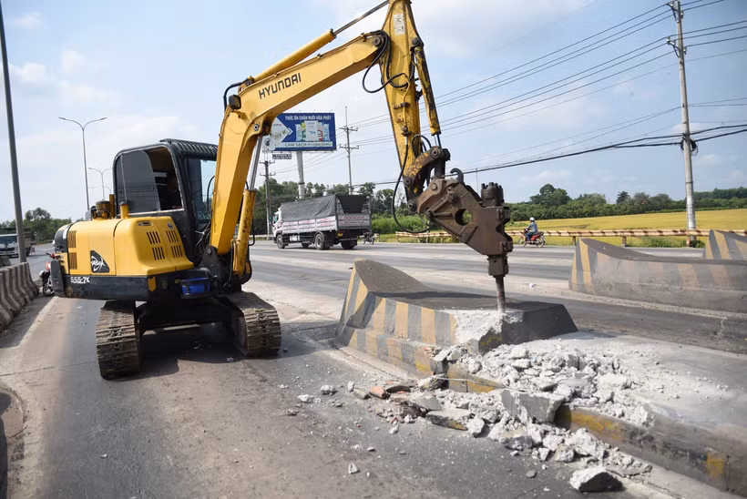 Máy móc, nhân lực phá bỏ các kết cấu tại trạm thu phí T2 trên Quốc lộ 51, đoạn qua Đồng Nai. (Ảnh: Công Phong/TTXVN)
