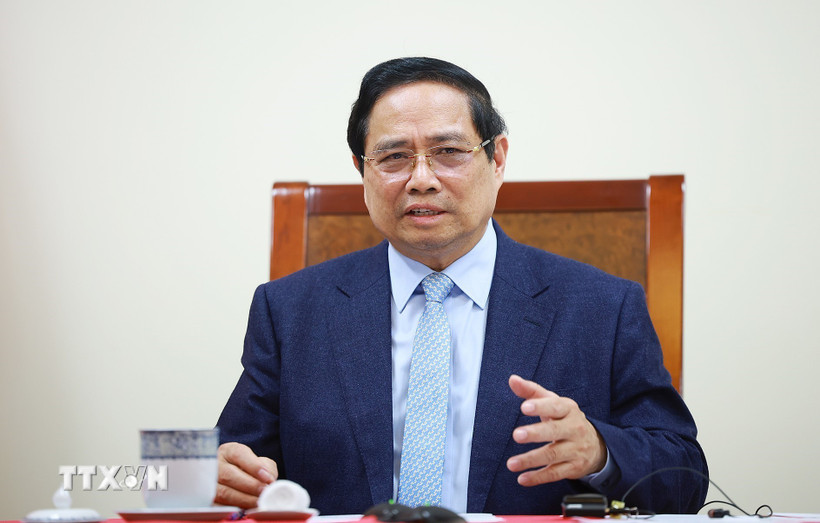 Thủ tướng Phạm Minh Chính điện đàm với Thủ tướng Qatar Sheikh Mohammed bin Abdulrahman Al Thani. (Ảnh: Dương Giang/TTXVN)