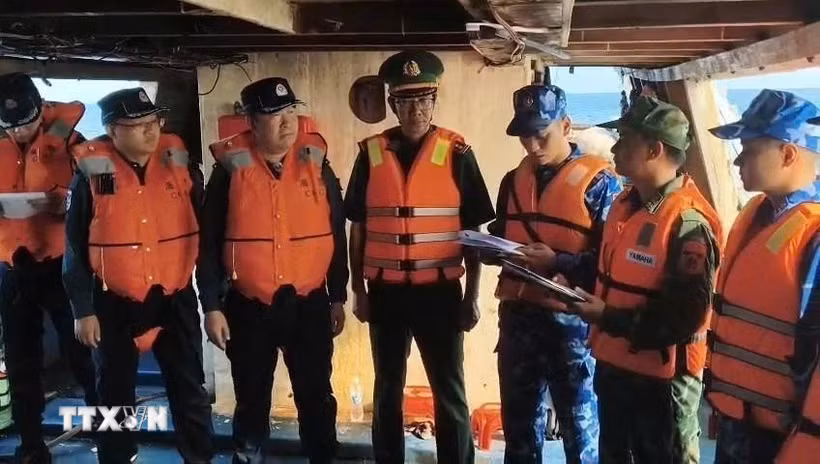 Ban Chỉ huy Bộ đội Biên phòng thành phố Hải Phòng và lực lượng Cảnh sát biển Trung Quốc thống nhất thông qua biên bản bàn giao. (Ảnh: TTXVN phát)