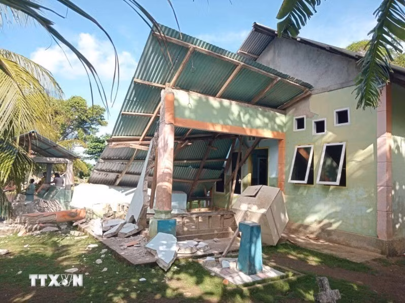 Ngôi nhà bị hư hại do động đất tại tỉnh Bắc Sulawesi, Indonesia ngày 8/6/2026. (Ảnh: THX/TTXVN)