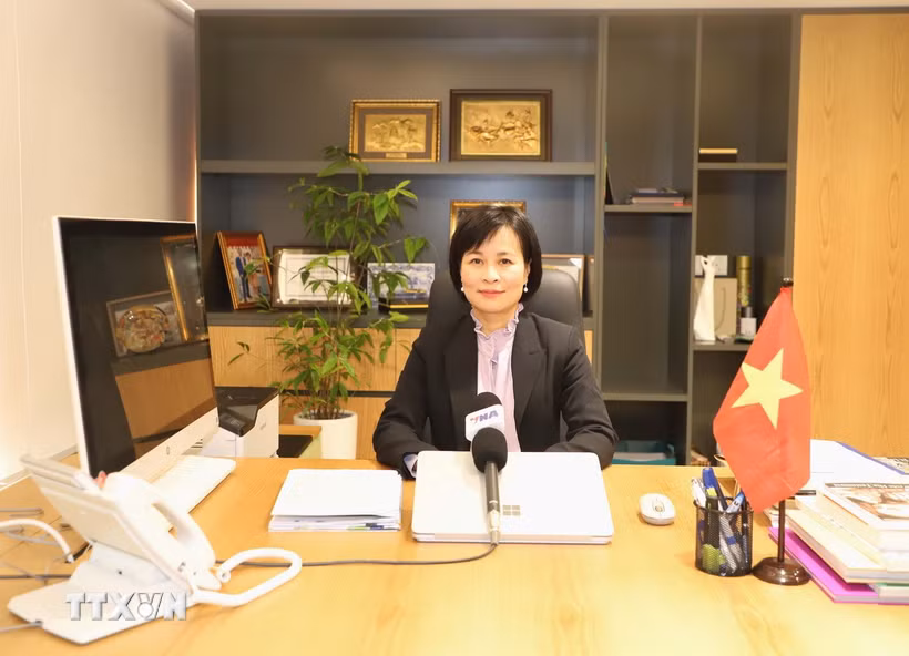 Tổng Lãnh sự Việt Nam tại Hong Kong và Macau Lê Đức Hạnh trả lời phỏng vấn nhân dịp 115 năm ngày Chủ tịch Hồ Chí Minh ra đi tìm đường cứu nước. (Ảnh: Xuân Vịnh/TTXVN)