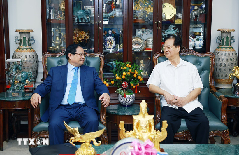 Thủ tướng Phạm Minh Chính chúc Tết gia đình đồng chí Nguyễn Tấn Dũng, nguyên Thủ tướng Chính phủ. (Ảnh: Dương Giang/TTXVN)