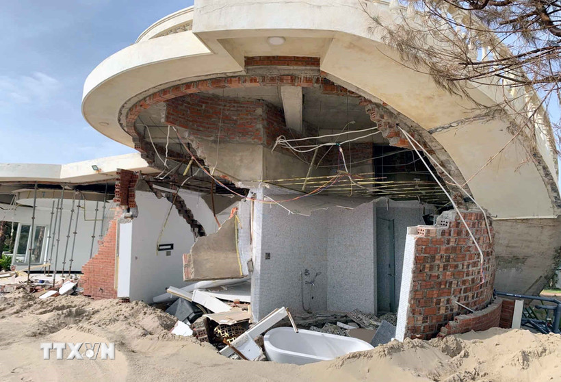 Các căn vila tại khu du lịch và nhà nghỉ Xuân Thành (Hà Tĩnh) bị hư hỏng, đổ sập. (Ảnh: Công Tường/TTXVN)