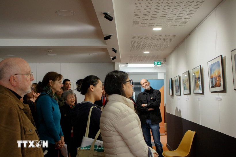 Triển lãm ảnh “Việt Nam – Đất nước - Con người” thu hút đông đảo sinh viên, giảng viên và người dân địa phương. (Ảnh: TTXVN phát)
