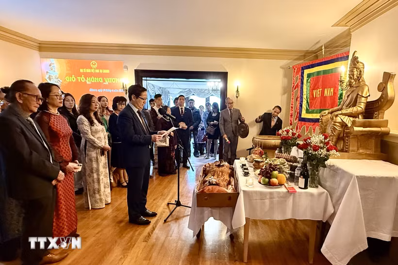 Đại sứ Việt Nam tại Canada Phạm Vinh Quang báo cáo thành tích của cán bộ, công nhân viên các cơ quan đại diện Việt Nam tại Canada, vinh danh những đóng góp của cộng đồng người Việt đối với quê hương đất nước. (Ảnh: Thanh Hải/TTXVN)