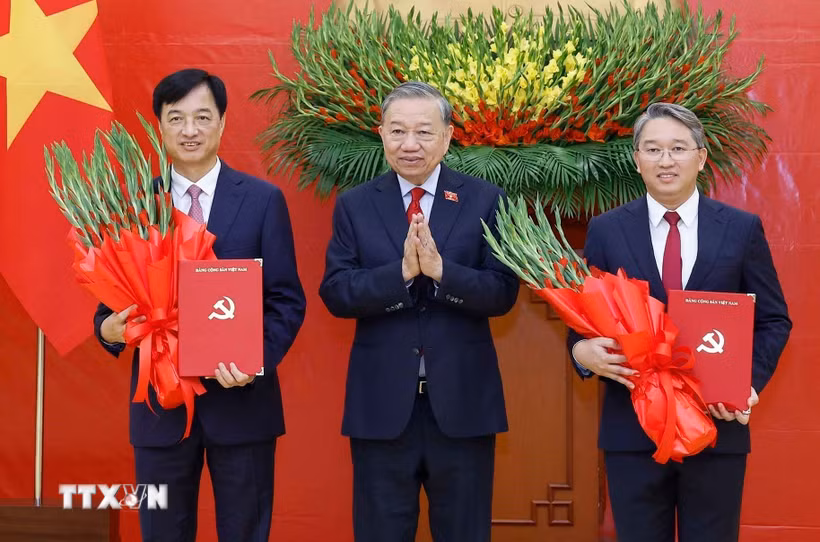Trao quyết định bổ nhiệm Trưởng ban Tổ chức TW và Chánh Văn phòng TW Đảng