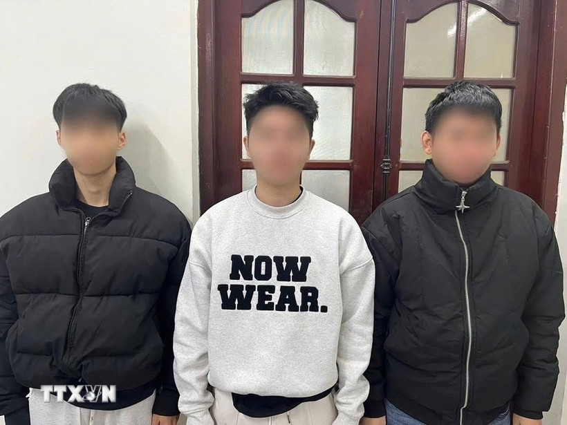 Khởi tố nhóm đối tượng mua bán hơn 8,4 tỷ email của người dùng trên thế giới Các đối tượng tại Cơ quan Cảnh sát điều tra Công an tỉnh Tuyên Quang. (Ảnh: TTXVN phát)