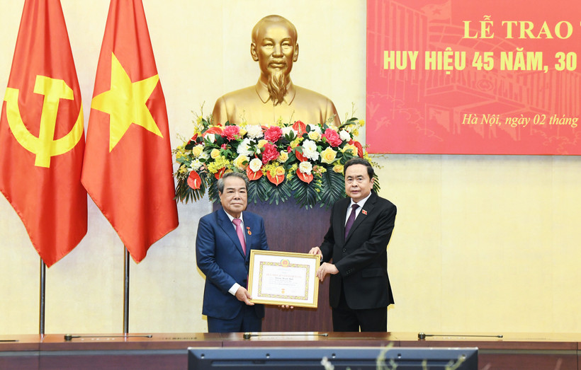 Chủ tịch Quốc hội Trần Thanh Mẫn trao Huy hiệu 45 năm tuổi Đảng tặng Chủ nhiệm Ủy ban Dân nguyện và Giám sát Dương Thanh Bình. (Nguồn: Daibieunhandan.vn)