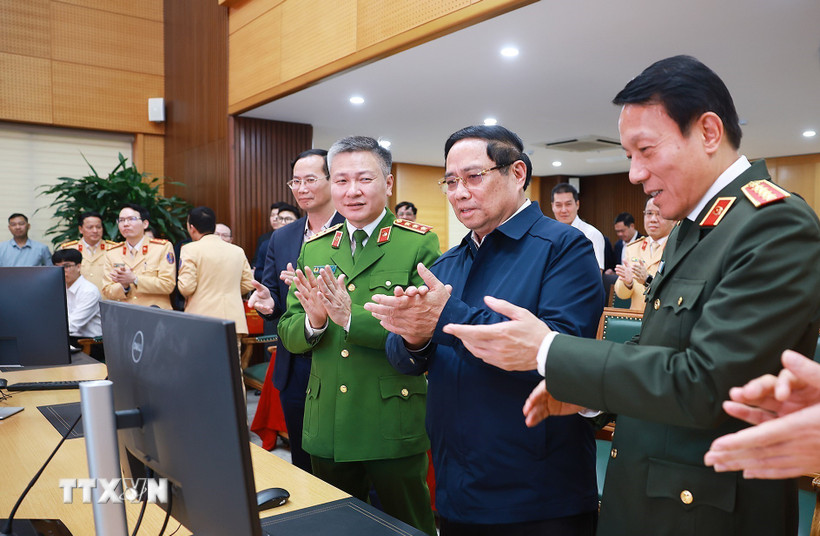 Thủ tướng Phạm Minh Chính thực hiện thao tác nhắn tin chúc Tết người tham gia giao thông qua ứng dụng giao thông. (Ảnh: Dương Giang/TTXVN)