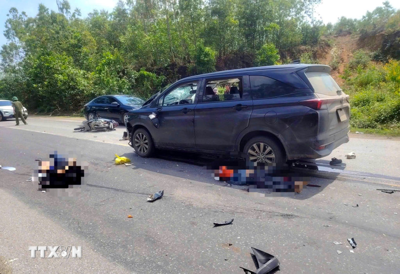 Hiện trường xảy ra vụ va chạm giữa ôtô và xe máy. (Ảnh: TTXVN phát)