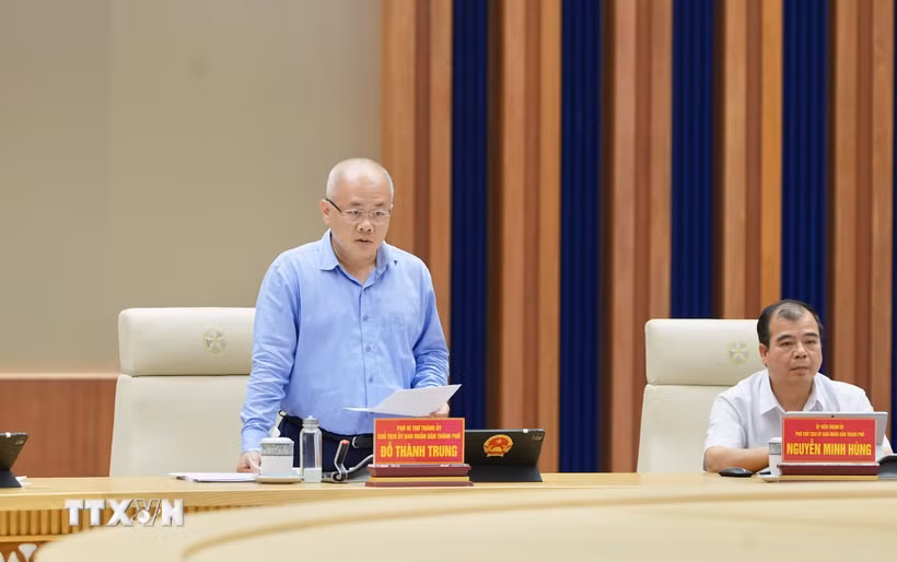 Chủ tịch UBND thành phố Hải Phòng Đỗ Thành Trung chủ trì Phiên họp thường kỳ tháng 6. (Ảnh: Minh Huệ/TTXVN)
