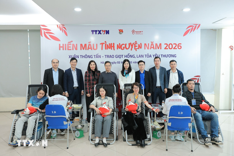 Bà Đỗ Thị Trang, Phó Bí thư chuyên trách Đảng ủy TTXVN và Phó Giáo sư, Tiến sỹ Nguyễn Hà Thanh, Viện trưởng Viện Huyết học - Truyền máu Trung ương chụp ảnh lưu niệm cùng người hiến máu tình nguyện. (Ảnh: Lê Đông/TTXVN)