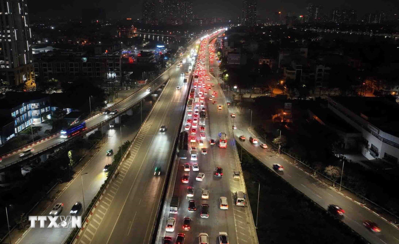 Từng hàng xe di chuyển khó khăn đoạn cao tốc Pháp Vân-Cầu Giẽ hướng vào trung tâm Thủ đô (ảnh chụp lúc 23h). (Ảnh: Phạm Kiên/TTXVN)