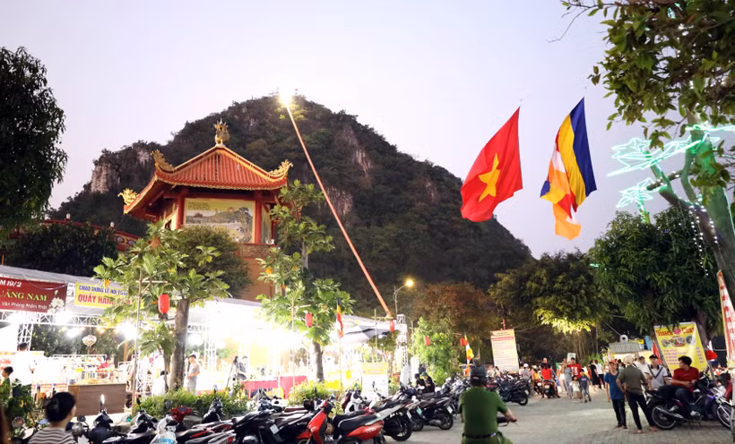 Một góc chùa Quán Thế Âm, Ngũ Hành Sơn, thành phố Đà Nẵng lung linh trong đêm khai mạc Lễ hội. (Ảnh: Trần Lê Lâm /TTXVN)