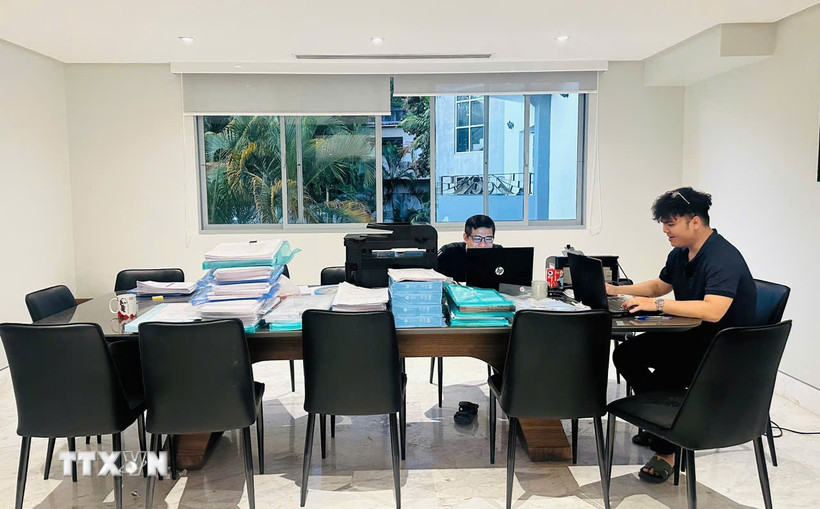 Giữa Caracas lửa đạn, có một vòng tay mang tên Tổ quốc