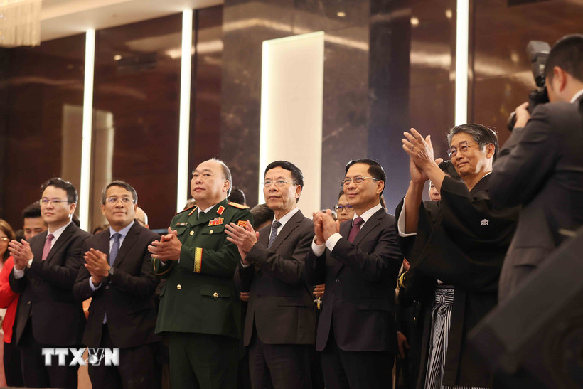 Phó Thủ tướng Bùi Thanh Sơn và các đại biểu tham dự buổi lễ. (Ảnh: An Đăng/TTXVN)