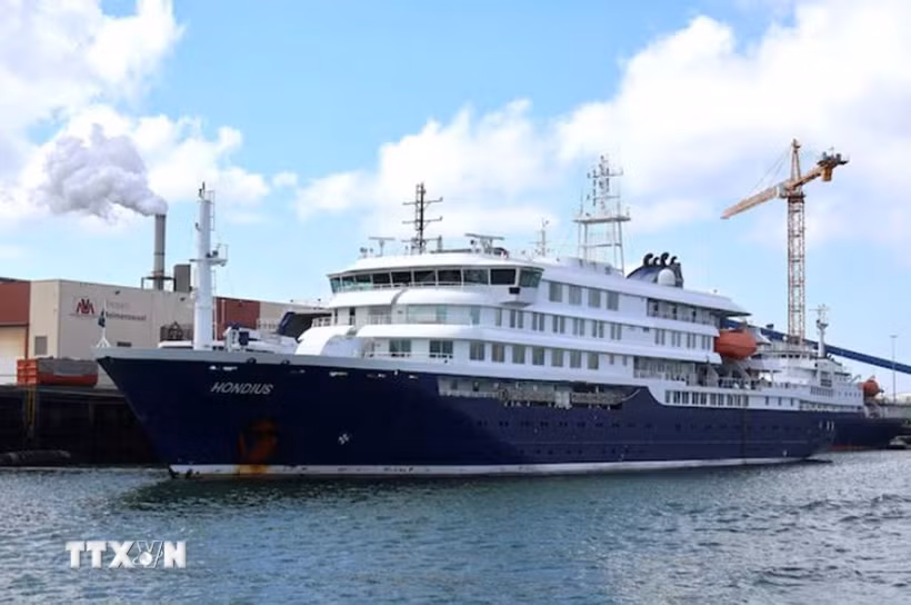 Tàu du lịch MV Hondius ở ngoài khơi thành phố Vlissingen, Hà Lan ngày 17/5/2025. (Ảnh: Reuters/TTXVN)