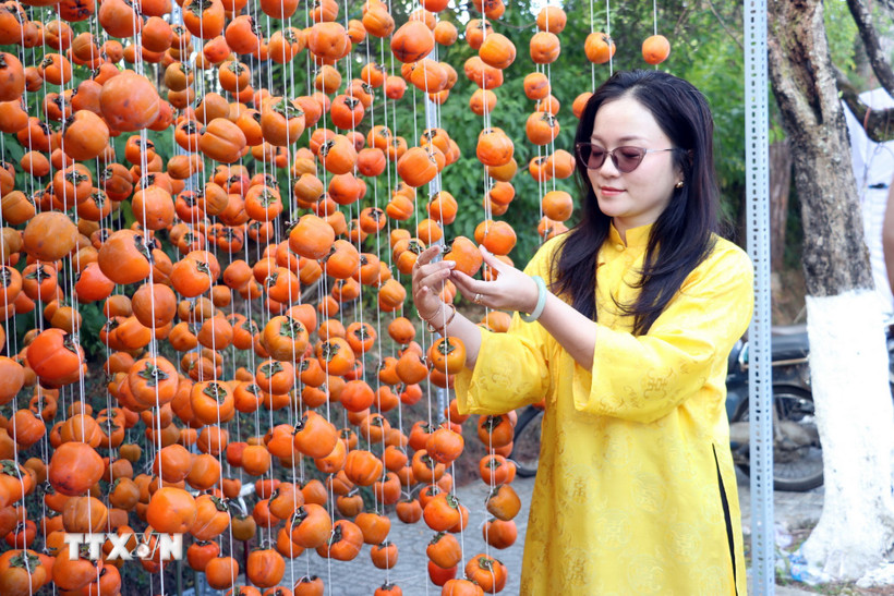 Hồng treo gió là 1 sản phẩm OCOP nổi tiếng của Đà Lạt được giới thiệu tại Chương trình. (Ảnh: Chu Quốc Hùng/TTXVN)