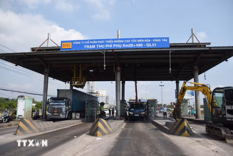 Máy móc, nhân lực thực hiện tháo dỡ các kết cấu tại trạm thu phí T2 trên Quốc lộ 51, đoạn qua Đồng Nai. (Ảnh: Công Phong/TTXVN)