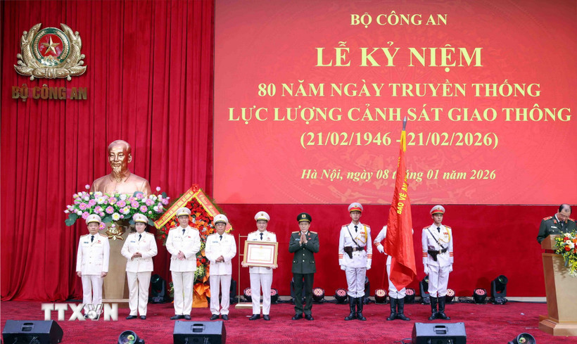 Đại tướng Lương Tam Quang, Bộ trưởng Bộ Công an trao Huân chương Quân công hạng Nhất cho Cục Cảnh sát giao thông. (Ảnh: Phạm Kiên/TTXVN)