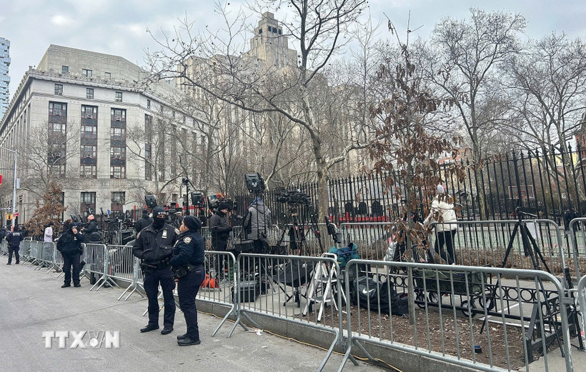 Mỹ thắt chặt an ninh bên ngoài Tòa án Liên bang ở Manhattan (New York) xét xử Tổng thống Venezuela Nicolas Maduro. (Ảnh: Thanh Tuấn/TTXVN)